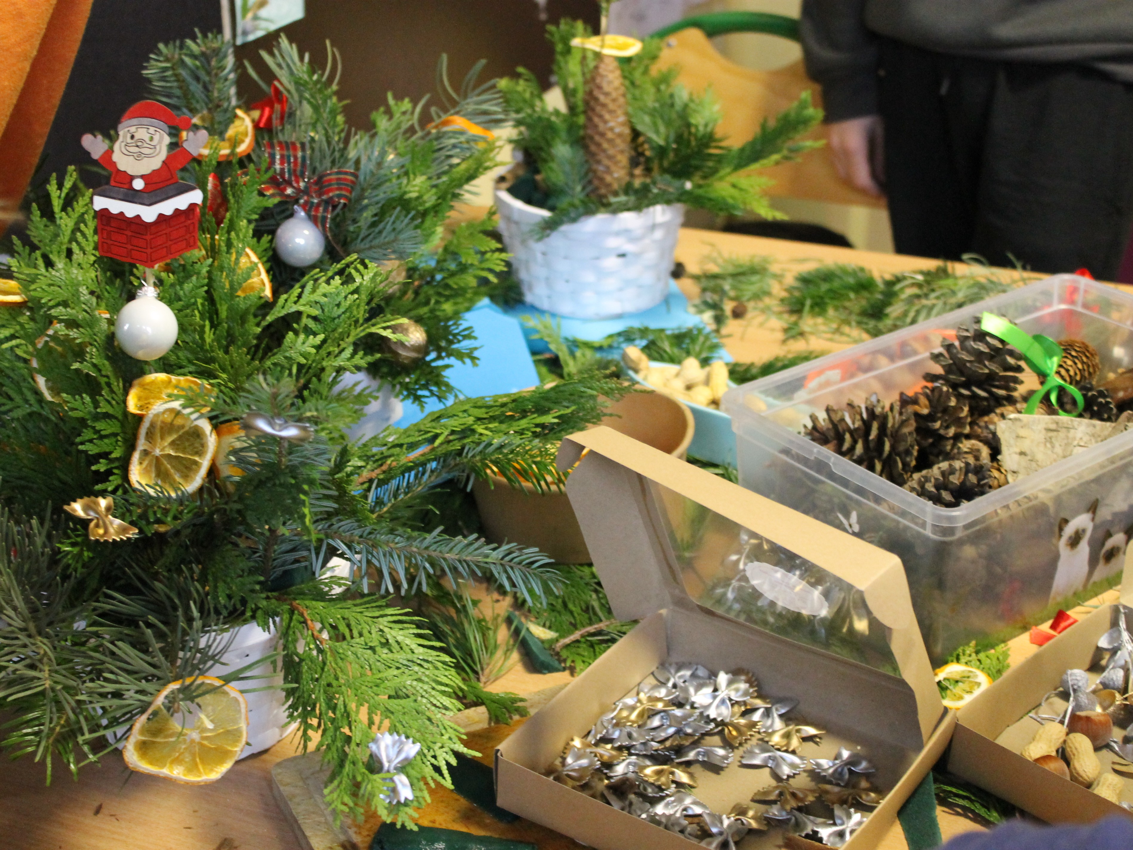 Świąteczne stroiki - warsztaty w Szkole Podstawowej dla Dzieci z Autyzmem w Poznaniu